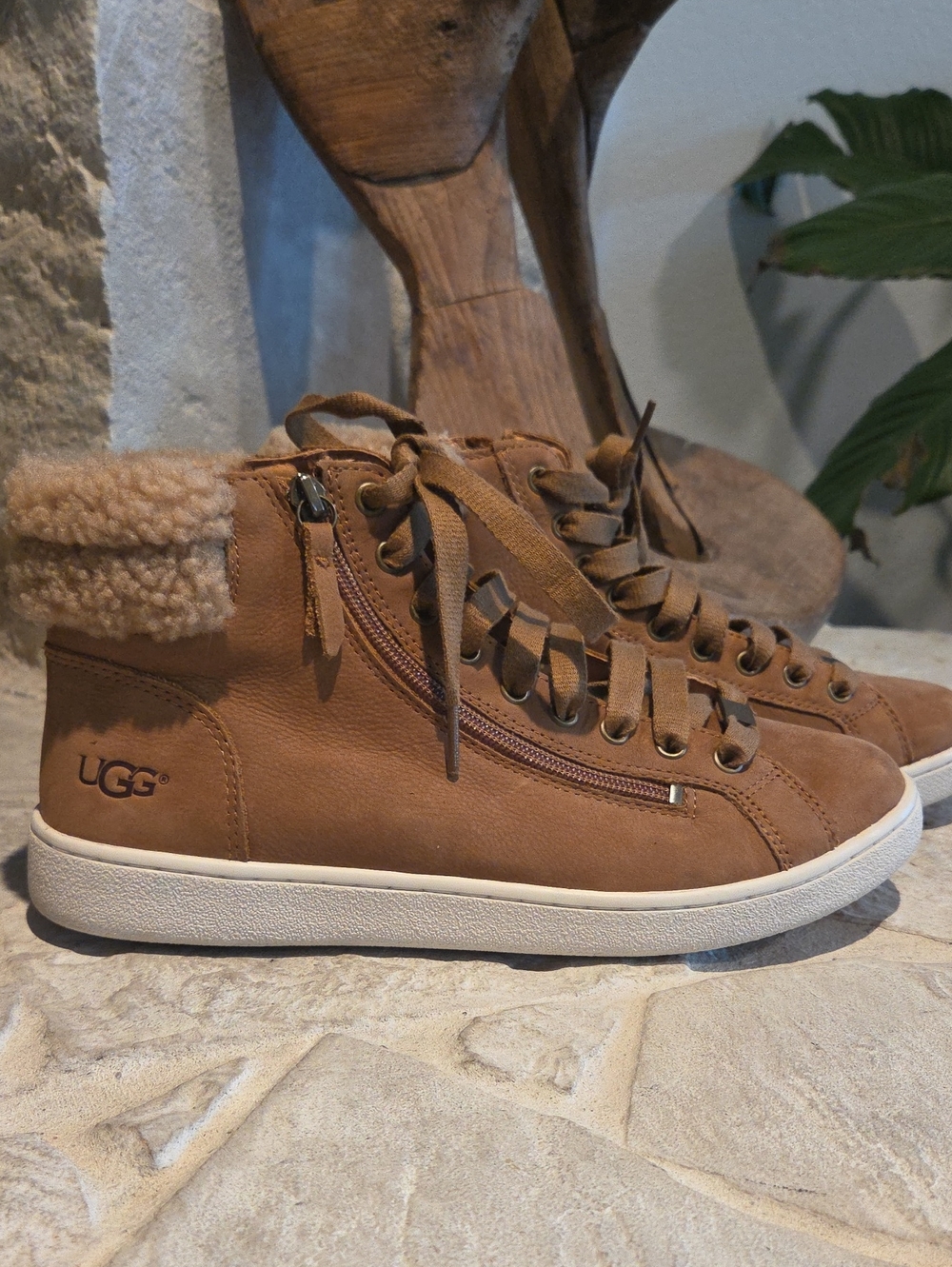 Womens UGG Winter BOOTIES-LIKE NEW!!